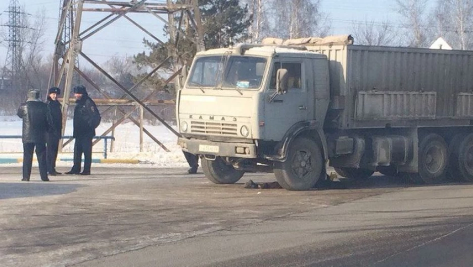 КамАЗ сбил мужчину.