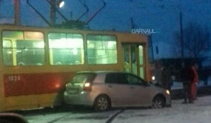 В Барнауле Toyota врезалась в трамвай.
