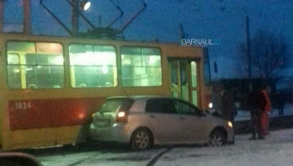 В Барнауле Toyota врезалась в трамвай.
