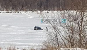 В Барнауле автомобиль провалился под лед.