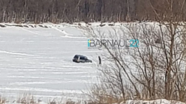 В Барнауле автомобиль провалился под лед.