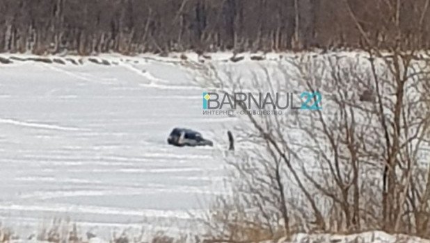 В Барнауле автомобиль провалился под лед.