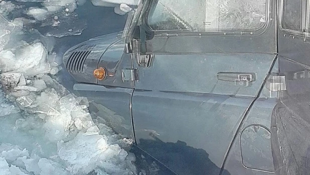 Рыбаки едва не утопили УАЗ