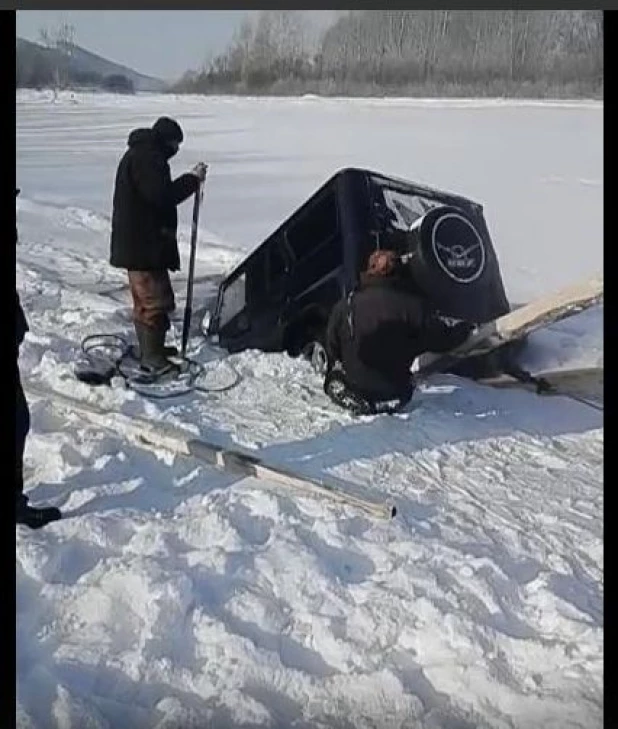 Рыбаки едва не утопили УАЗ