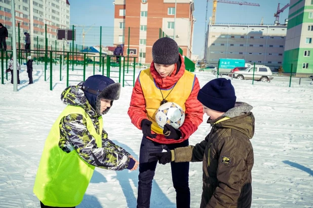 Зимний футбол и "блинные эстафеты" в квартале "Дружный".