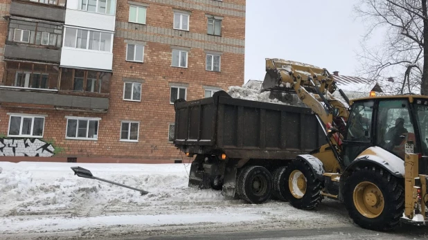 В Томске расписали сугробы именем Навального.