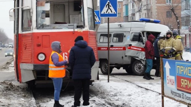 В Бийске трамвай врезался в автомобиль скорой помощи. 22 февраля 2018 года.