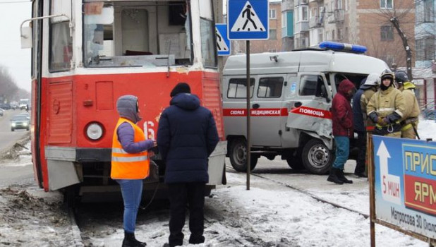 В Бийске трамвай врезался в автомобиль скорой помощи. 22 февраля 2018 года.