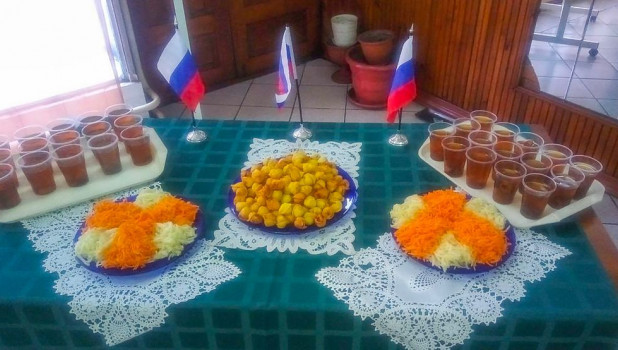 В столовых Алтай-Кокса поздравили мужчин с праздником