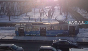 В Барнауле трамвай сошел с рельсов