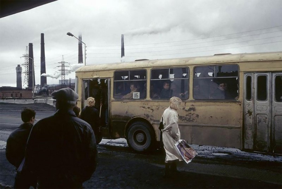 Норильск, автобусная остановка, 1993 г.