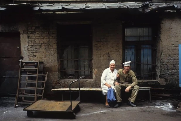 Сотрудники гостиницы "Центральная" на заднем дворе. Москва, 1991 г.