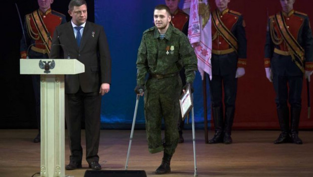 Глава ДНР Александр Захарченко награждает военнослужащих Донбасса.