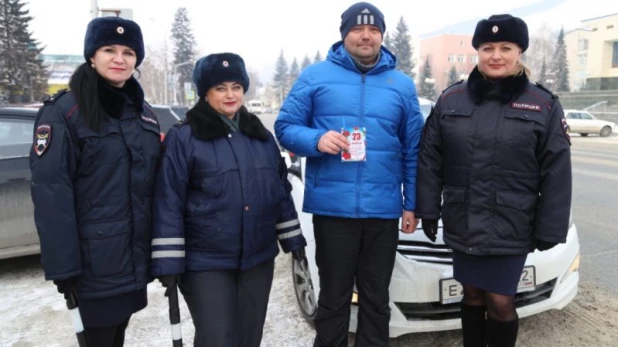 Сотрудницы ГИБДД поздравляют водителей с Днем защитника Отечества.