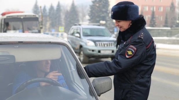 Сотрудницы ГИБДД поздравляют водителей с Днем защитника Отечества.