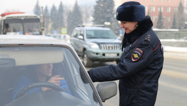 Сотрудницы ГИБДД поздравляют водителей с Днем защитника Отечества.