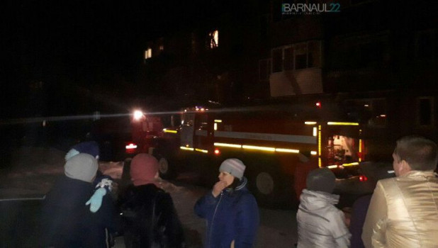 Пожар произошел в подвале многоквартирного дома на ул. Исакова в Барнауле.