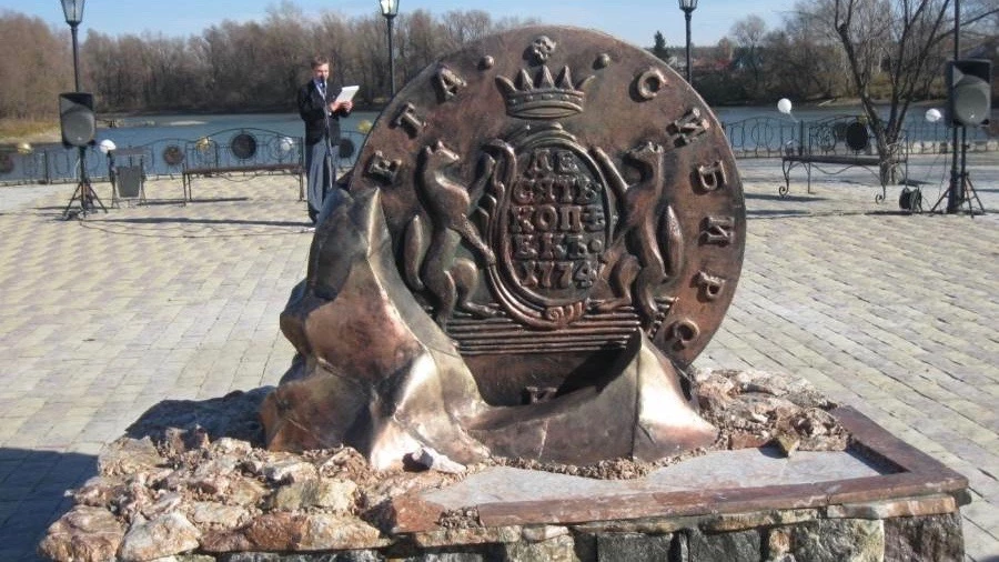 Памятник монете, которую чеканили на Сузунском монетном дворе. Источник: svidetel24.info