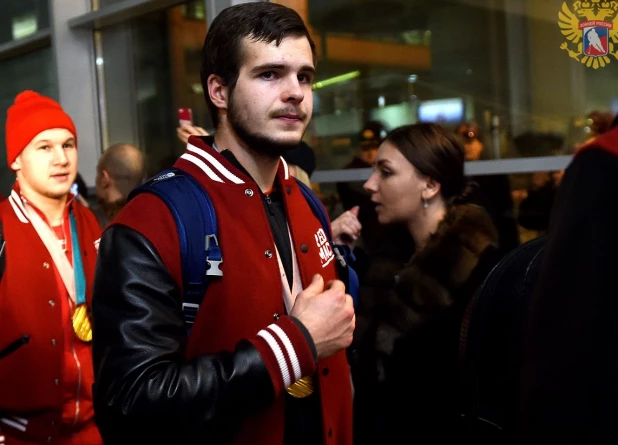 Олимпийские чемпионы прилетели в Москву.