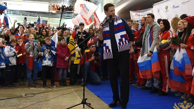 Олимпийские чемпионы прилетели в Москву.