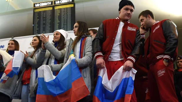 Олимпийские чемпионы прилетели в Москву.