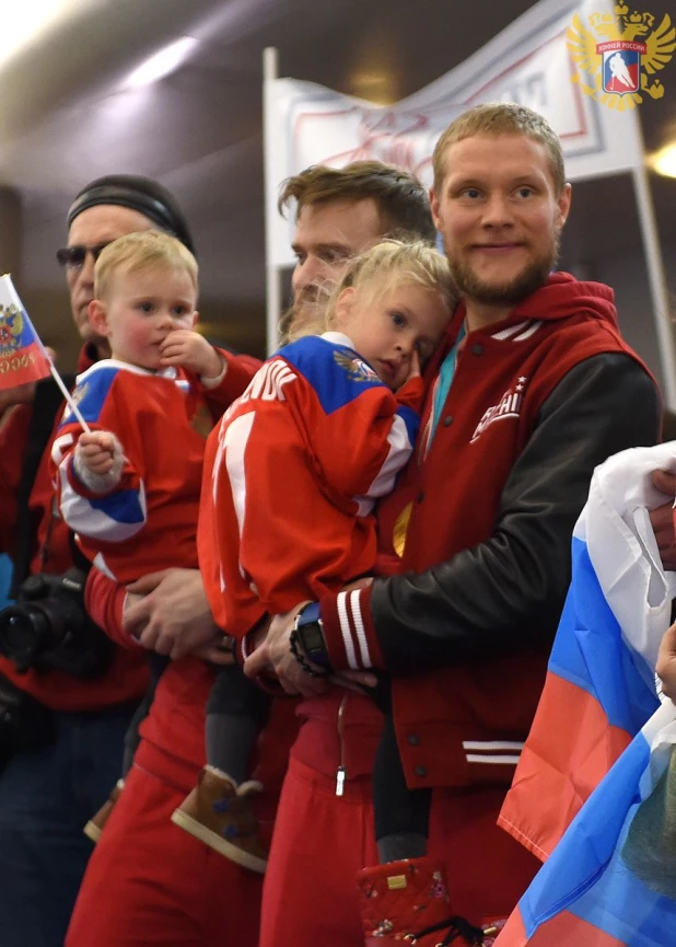 Олимпийские чемпионы прилетели в Москву.