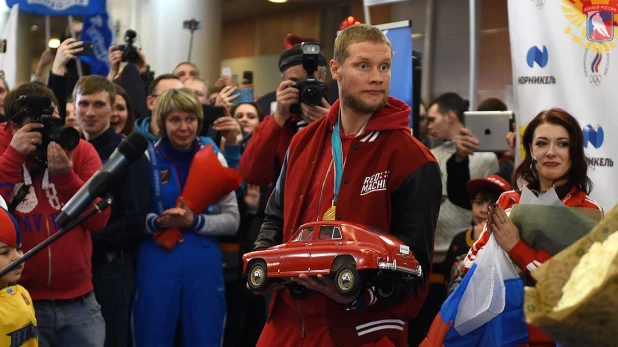 Олимпийские чемпионы прилетели в Москву.