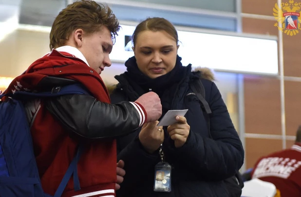 Олимпийские чемпионы прилетели в Москву.