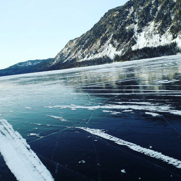 Озеро было полно. Телецкое озеро. Замерзшее Телецкое озеро. Телецкое озеро зима. Телецкое озеро лед.