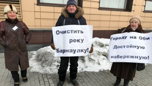 В Барнауле перед отчетом Сергея Дугина пенсионеры провели пикет у здания мэрии. 28 февраля 2018 года.