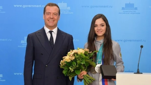 Дмитрий Медведев и серебряная медалистка Игр-2018 Евгения Медведева.