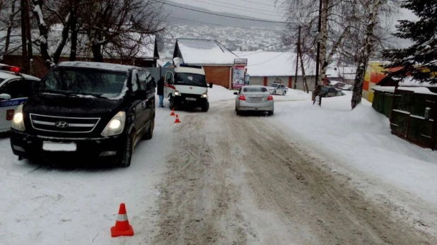 На Алтае женщина на Hyundai сбила девушку, ее увезли в больницу.