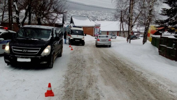 На Алтае женщина на Hyundai сбила девушку, ее увезли в больницу.