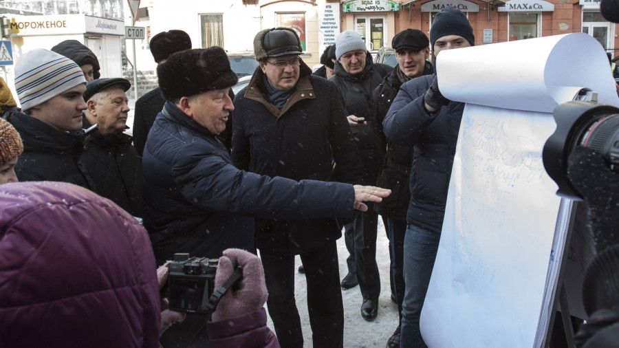 Валерий Фадеев и Александр Карлин участвуют в акции #чтонужно. Барнаул, 2 марта 2018 года.