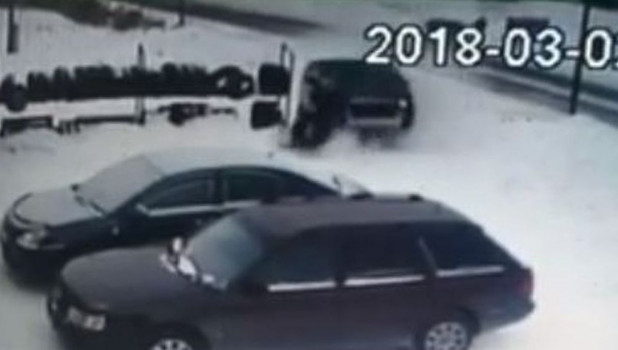 В алтайском городе после ДТП автомобиль влетел в стеллаж с шинами.