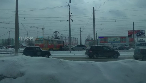 В Барнауле образовалась пробка из-за жесткого столкновения трамвая и легковушки.