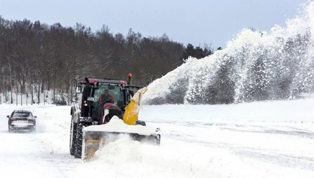 Накрыло снегом.