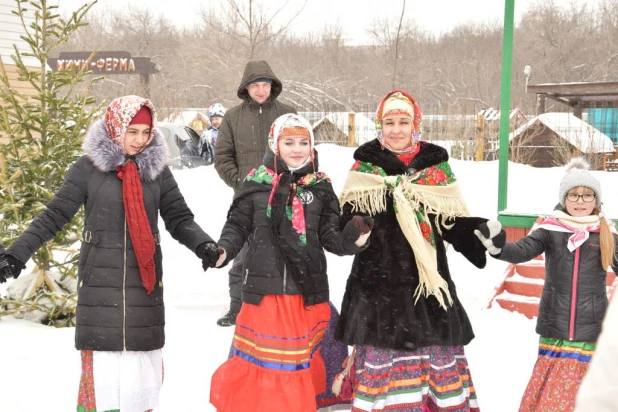 Песни и хороводы: в барнаульском зоопарке прошел праздник "Прилета птиц".