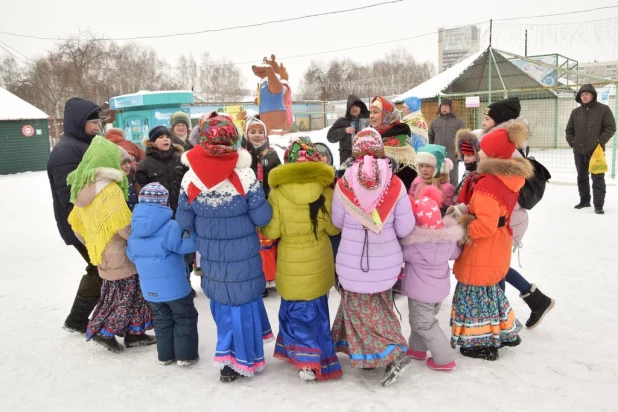 Песни и хороводы: в барнаульском зоопарке прошел праздник "Прилета птиц".