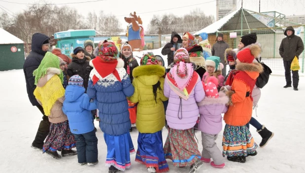 Песни и хороводы: в барнаульском зоопарке прошел праздник "Прилета птиц".