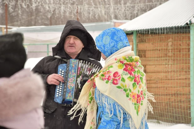 Песни и хороводы: в барнаульском зоопарке прошел праздник "Прилета птиц".