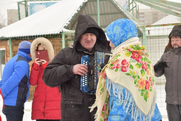 Песни и хороводы: в барнаульском зоопарке прошел праздник "Прилета птиц".