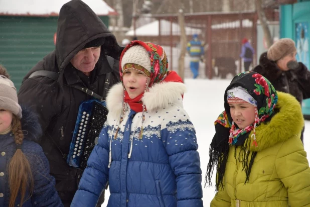 Песни и хороводы: в барнаульском зоопарке прошел праздник "Прилета птиц".