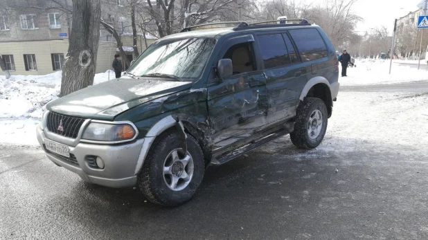 В Барнауле столкнулись "маршрутка" и Mitsubishi Pajero.