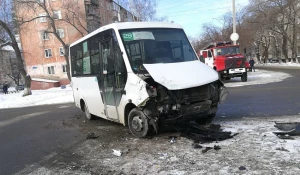 В Барнауле столкнулись "маршрутка" и Mitsubishi Pajero.