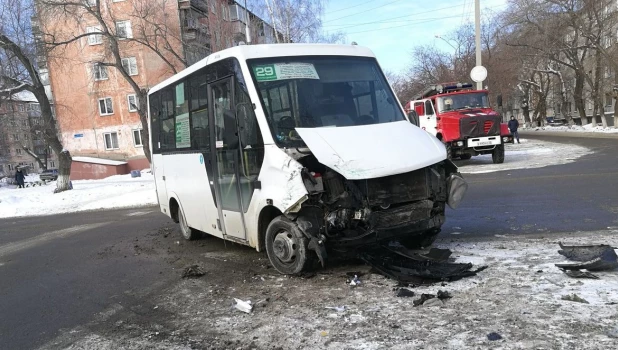 В Барнауле столкнулись "маршрутка" и Mitsubishi Pajero.