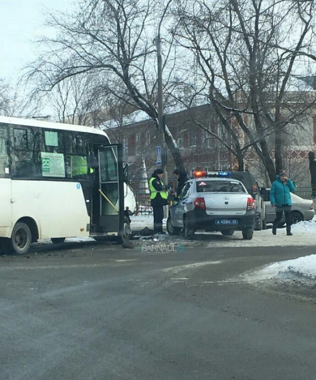 В Барнауле столкнулись "маршрутка" и Mitsubishi Pajero.