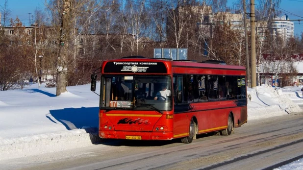 Автобус, который получил повреждения.