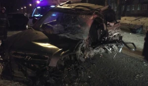 Врезался в дерево.