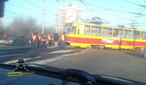 В Барнауле трамвай сошел с рельсов, образовалась пробка.